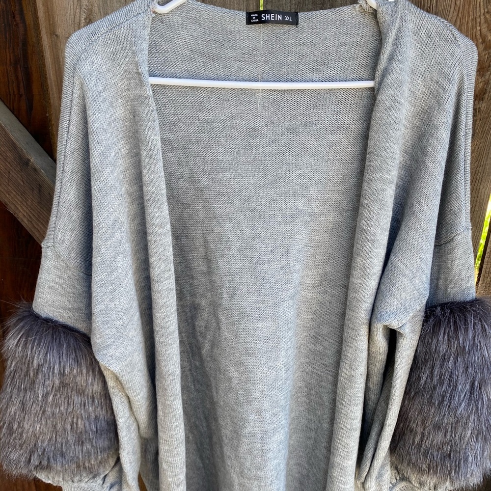 Grey cardigan w fur detail on sleeve